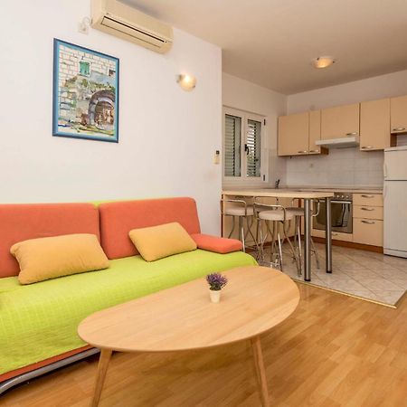 Lovely Apartment In Makarska With Kitchen Bagian luar foto