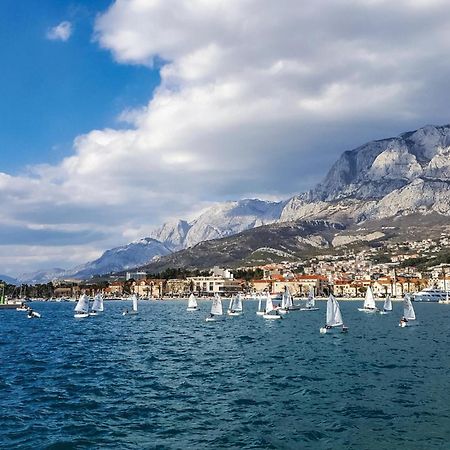 Lovely Apartment In Makarska With Kitchen Bagian luar foto