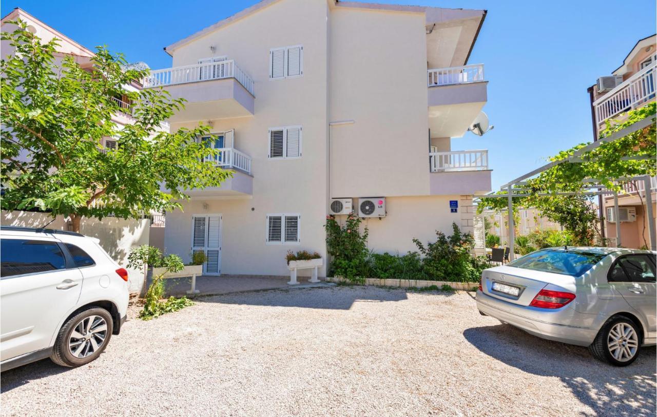 Lovely Apartment In Makarska With Kitchen Bagian luar foto