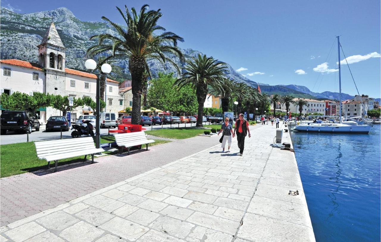Lovely Apartment In Makarska With Kitchen Bagian luar foto