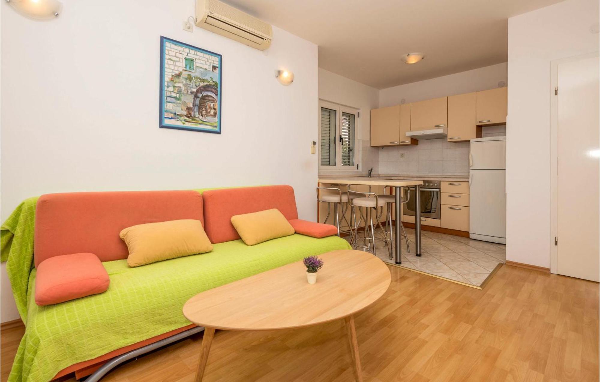 Lovely Apartment In Makarska With Kitchen Bagian luar foto
