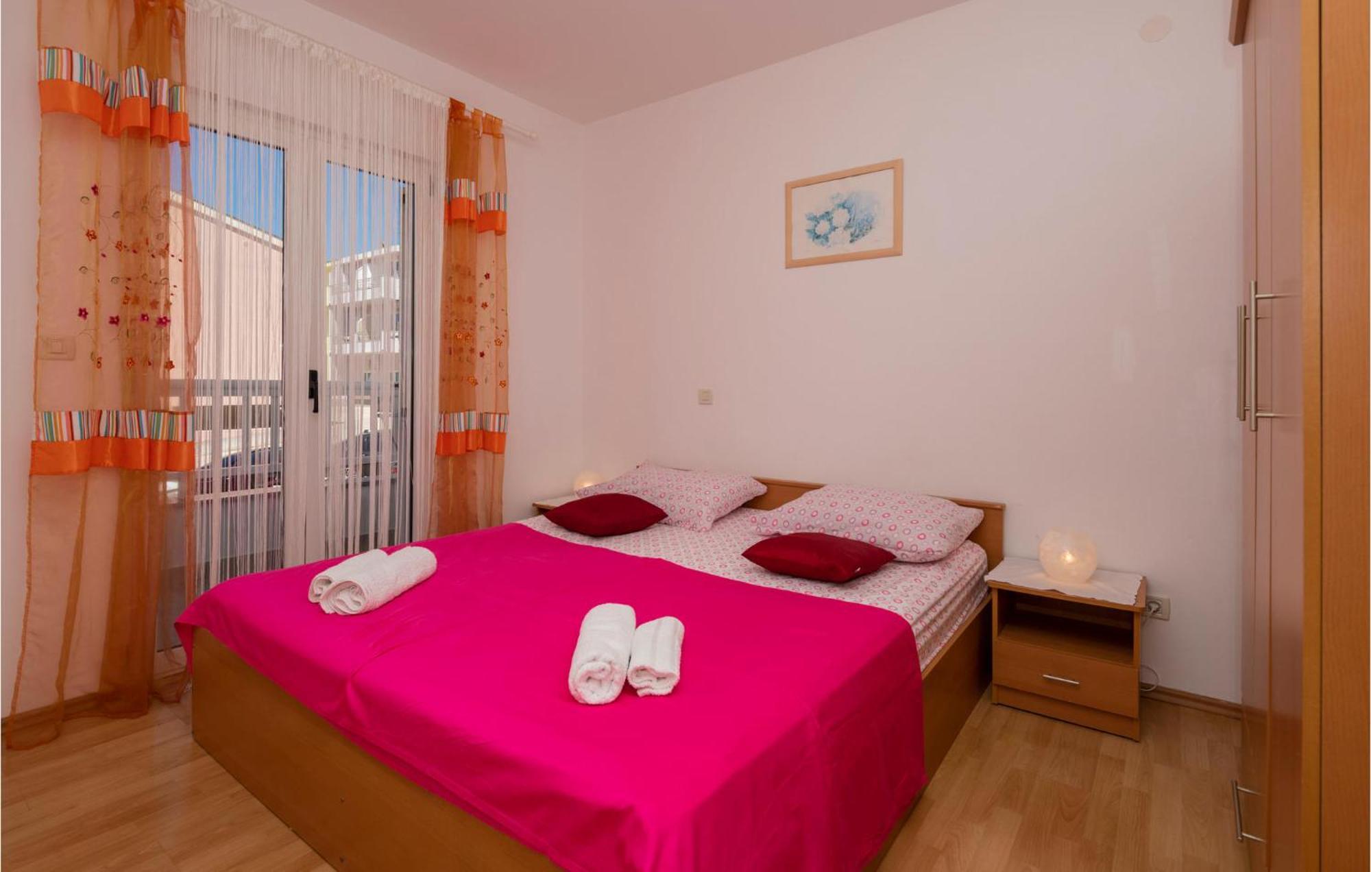 Lovely Apartment In Makarska With Kitchen Bagian luar foto