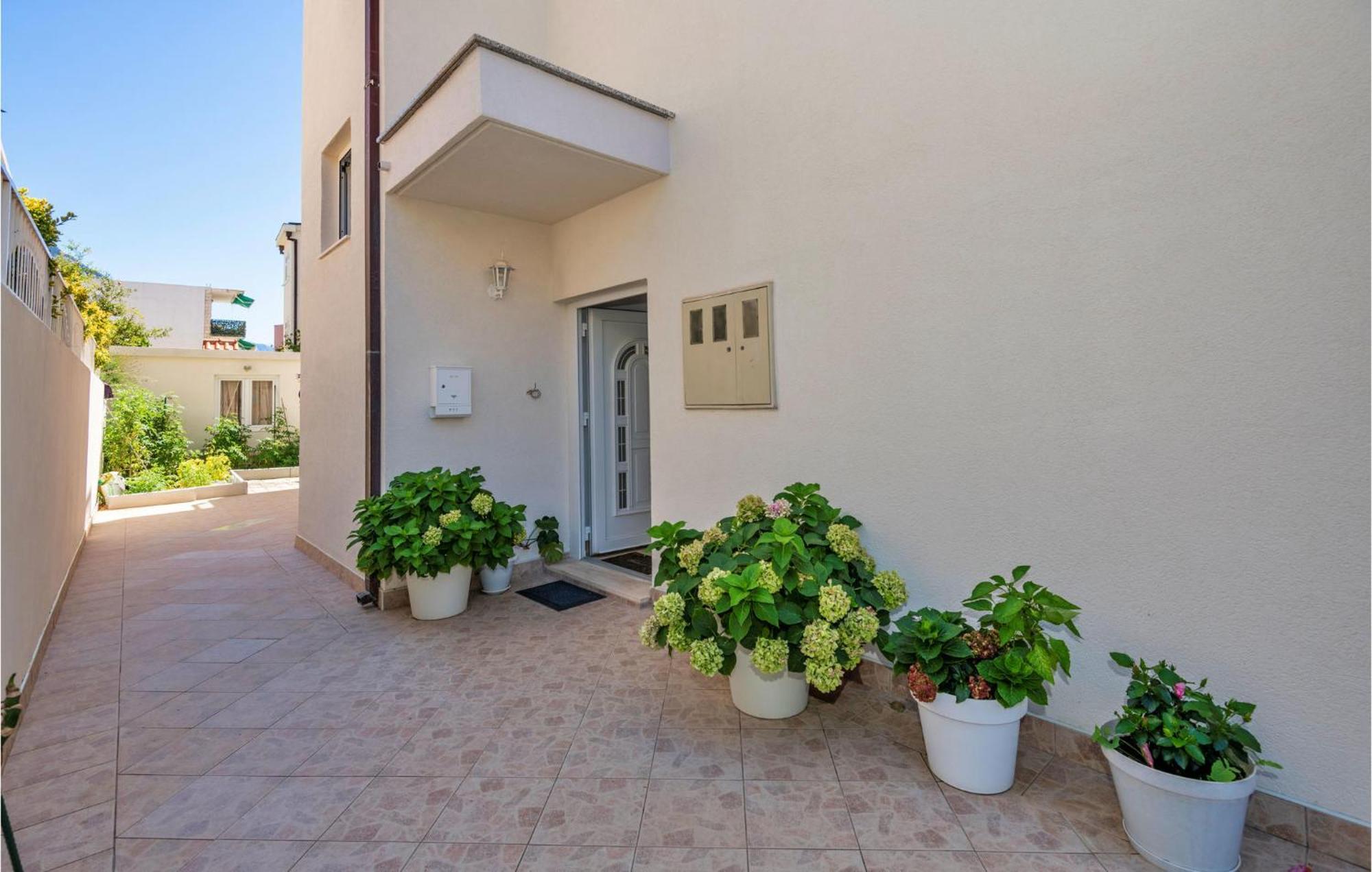 Lovely Apartment In Makarska With Kitchen Bagian luar foto