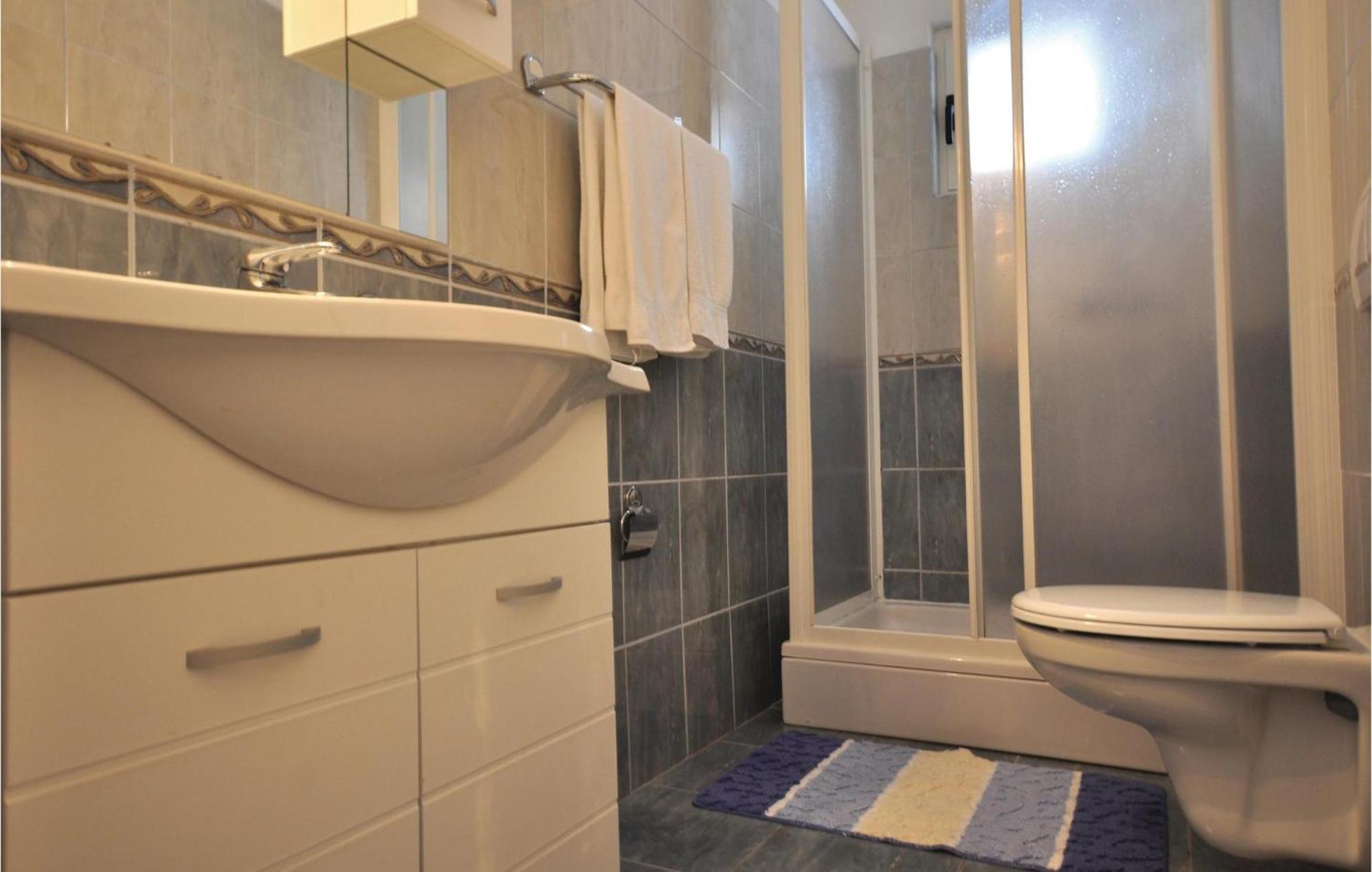 Lovely Apartment In Makarska With Kitchen Bagian luar foto