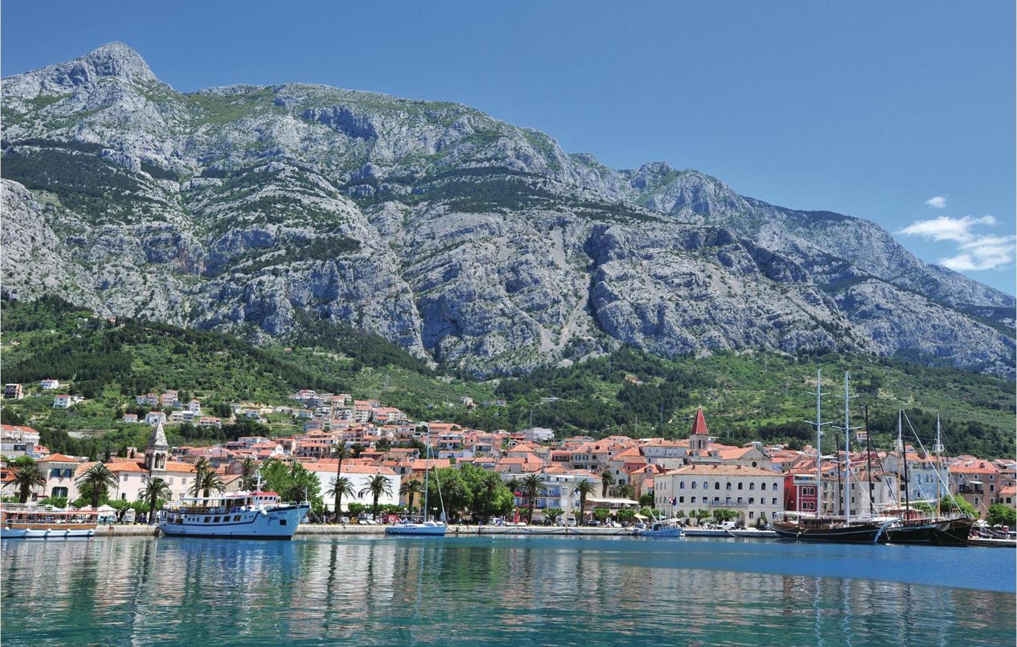 Lovely Apartment In Makarska With Kitchen Bagian luar foto