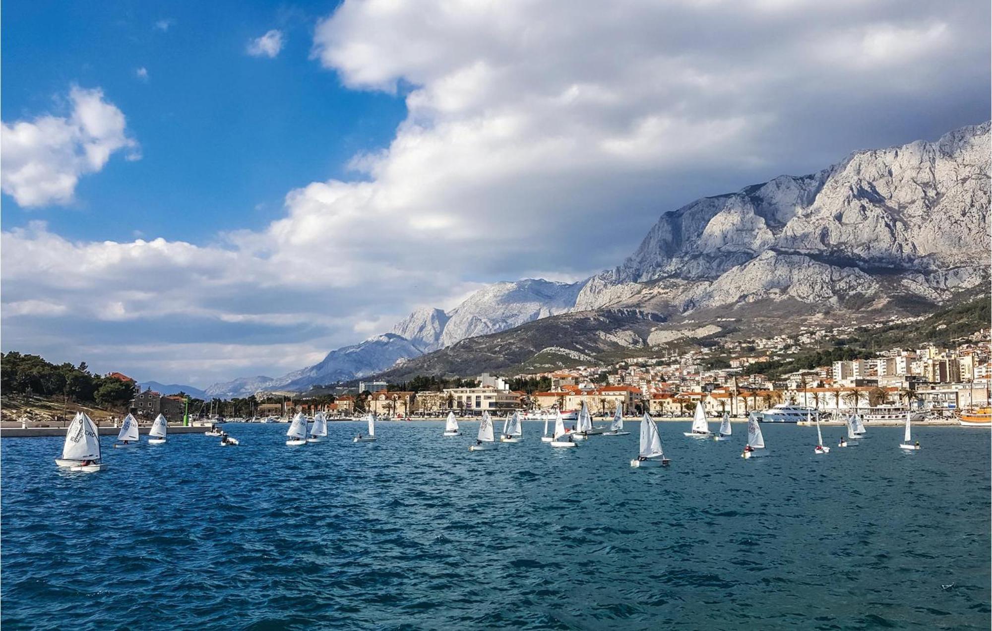Lovely Apartment In Makarska With Kitchen Bagian luar foto